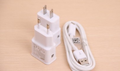 【批發(fā)三星note2 充電器帶數(shù)據(jù)線 超原裝品質 歐規(guī)/美規(guī) usb快充】價格,廠家,圖片,手機充電器,中山市東鳳鎮(zhèn)躍恒電子廠-